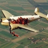 parachutistes sur l'avion