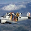 parachutistes se préparant à la sortie d'avion