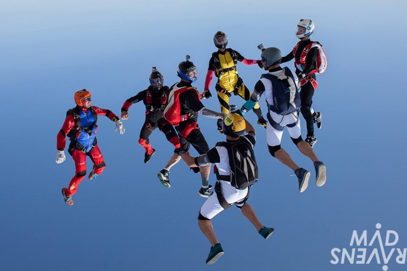 groupe de parachutistes dans les airs
