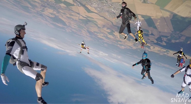 groupe de parachutistes dans les airs