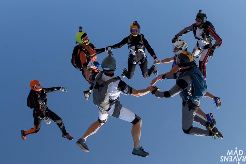 groupe de parachutistes dans les airs