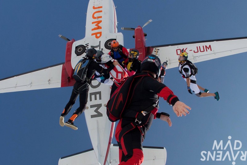 groupe de parachutistes dans les airs