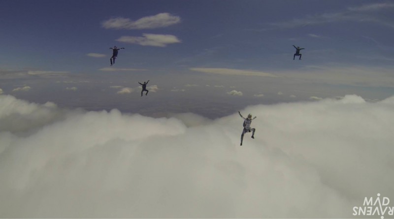 groupe de parachutistes dans les airs