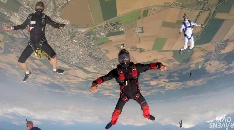 groupe de parachutistes dans les airs