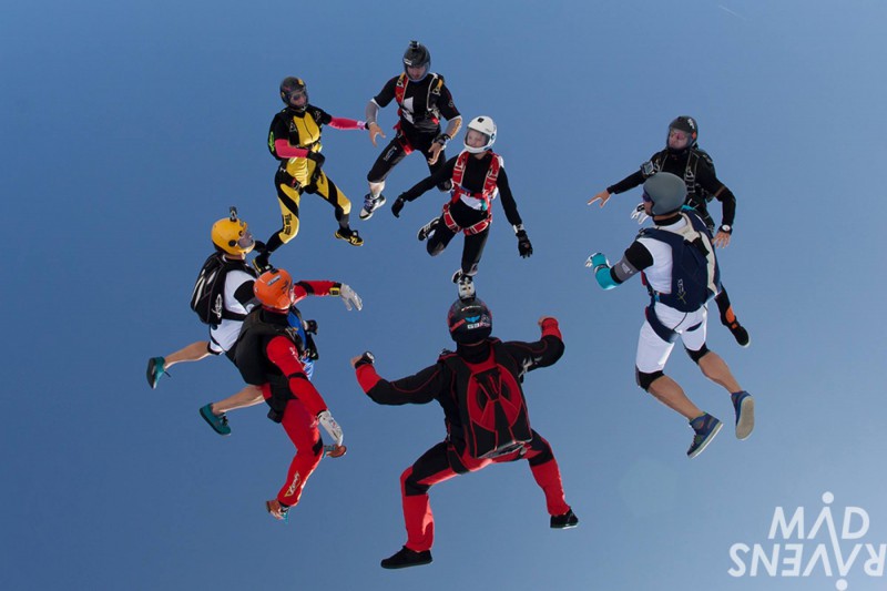 groupe de parachutistes dans les airs