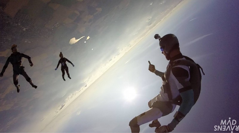 groupe de parachutistes dans les airs