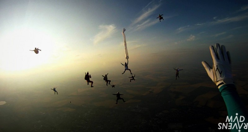 groupe de parachutistes dans les airs