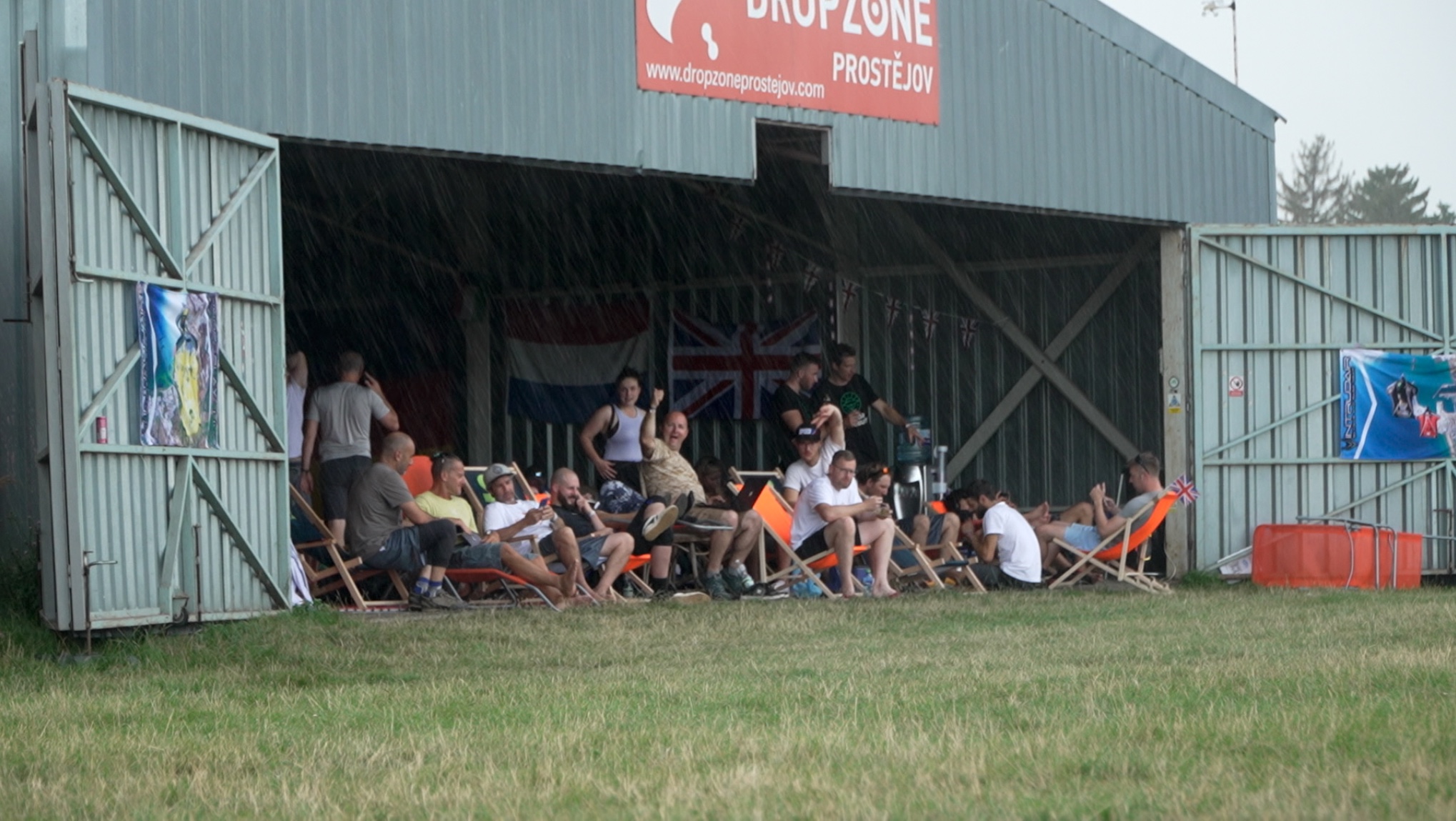 Fallschirmspringer im Hangar