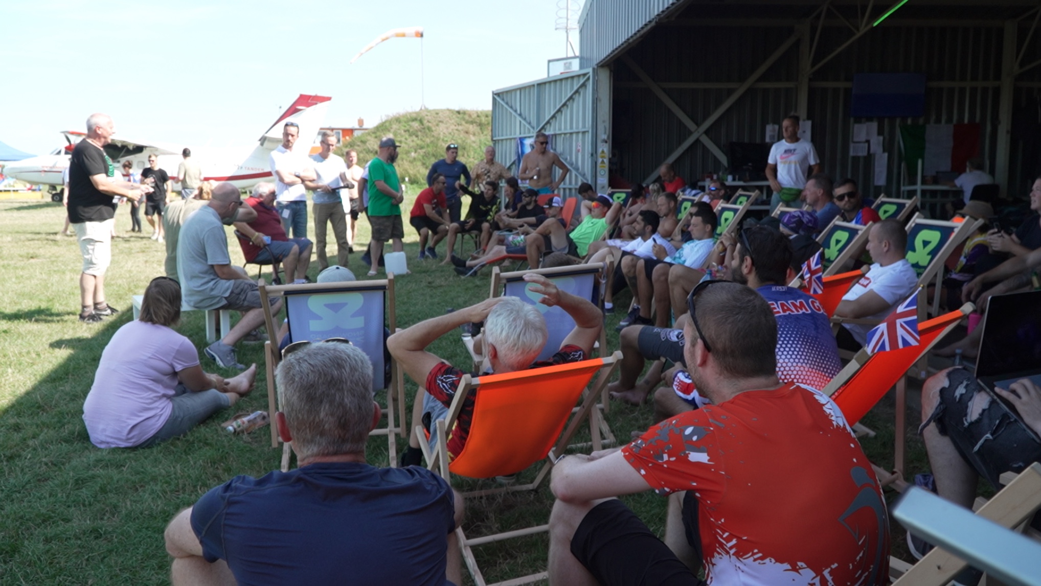 Fallschirmspringer im Hangar