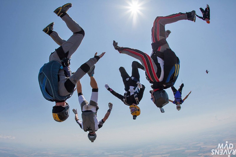 groupe de parachutistes dans les airs