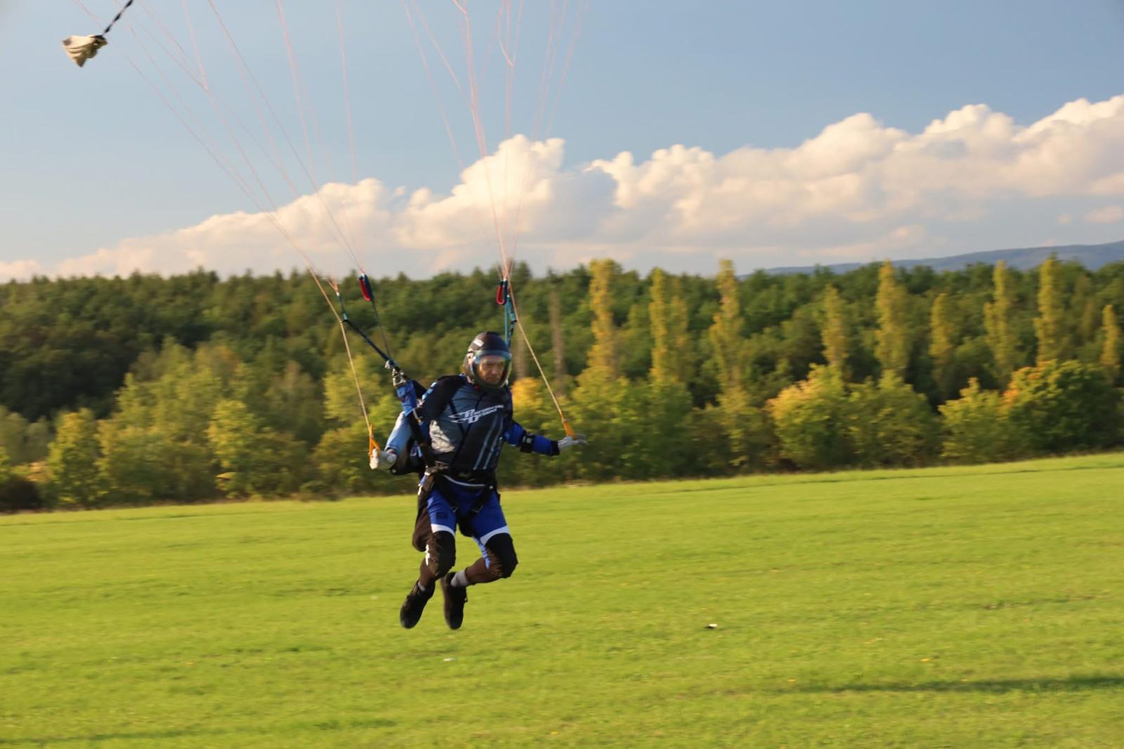 parachutiste atterrissant sur la pelouse