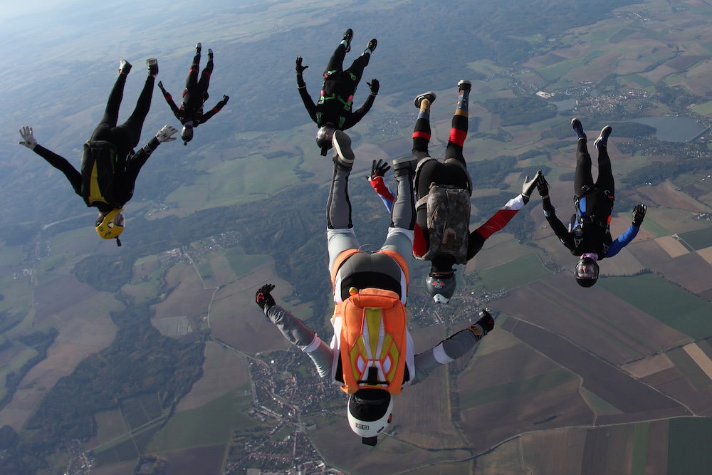 parachutistes dans les airs