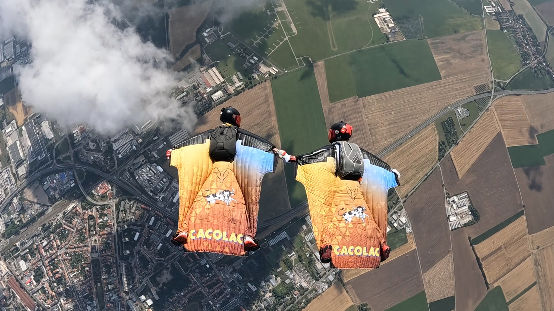 wingsuiteurs dans les airs