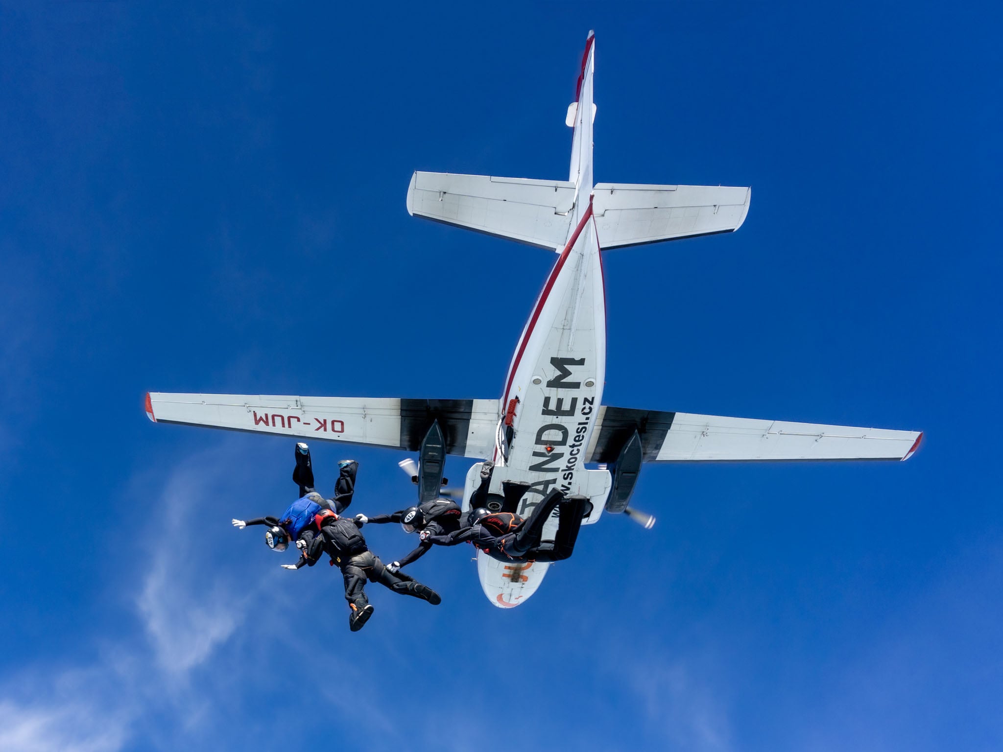 parachutistes sautant de l'avion