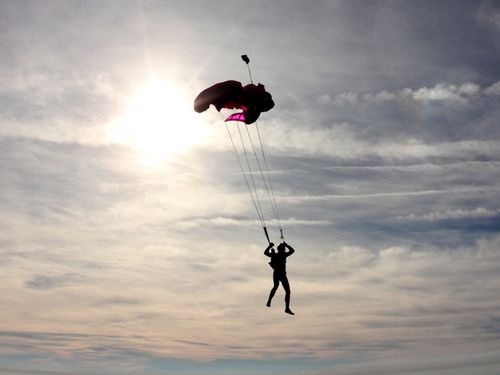 paracaidista volando con el paracaídas abierto