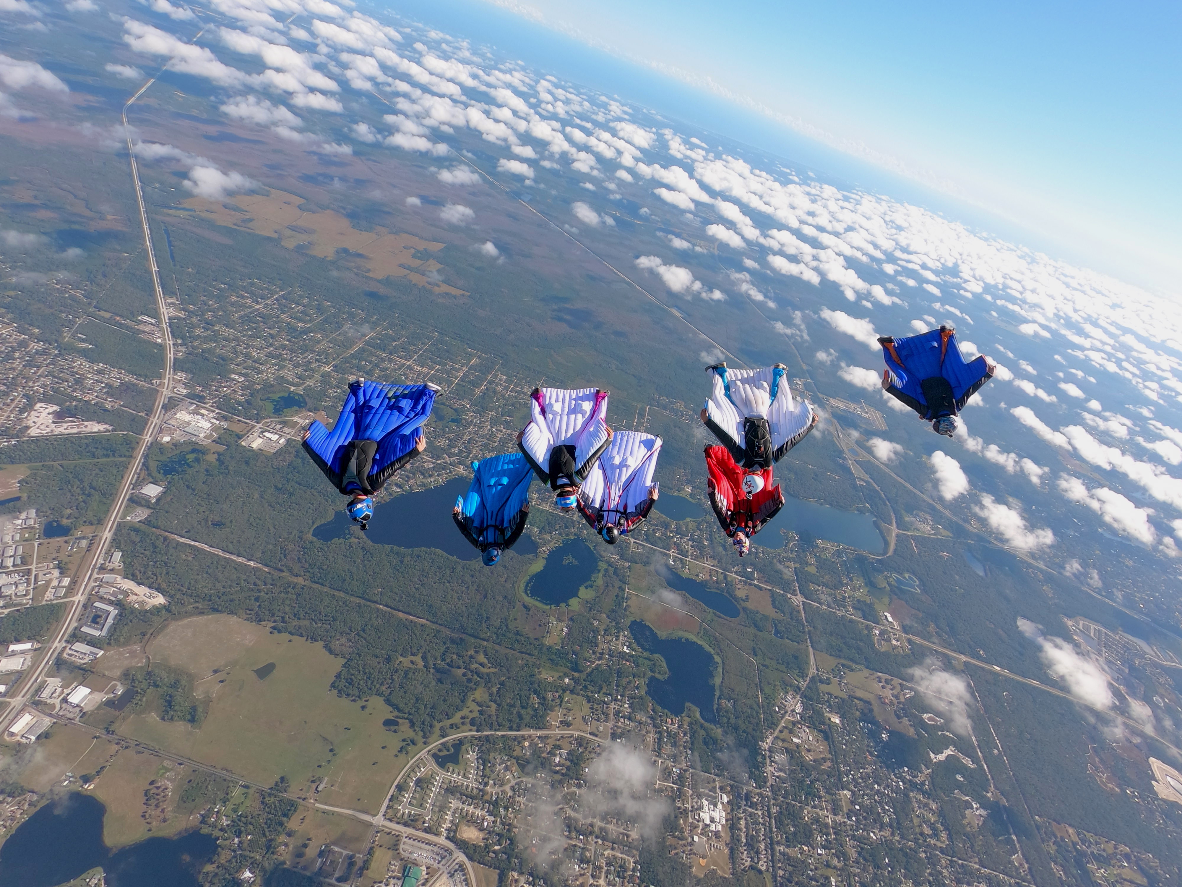 wingsuiteurs dans les airs