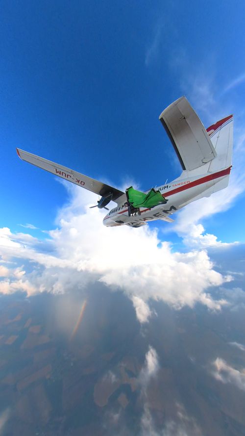 Fallschirmspringer beim Absprung aus dem Flugzeug