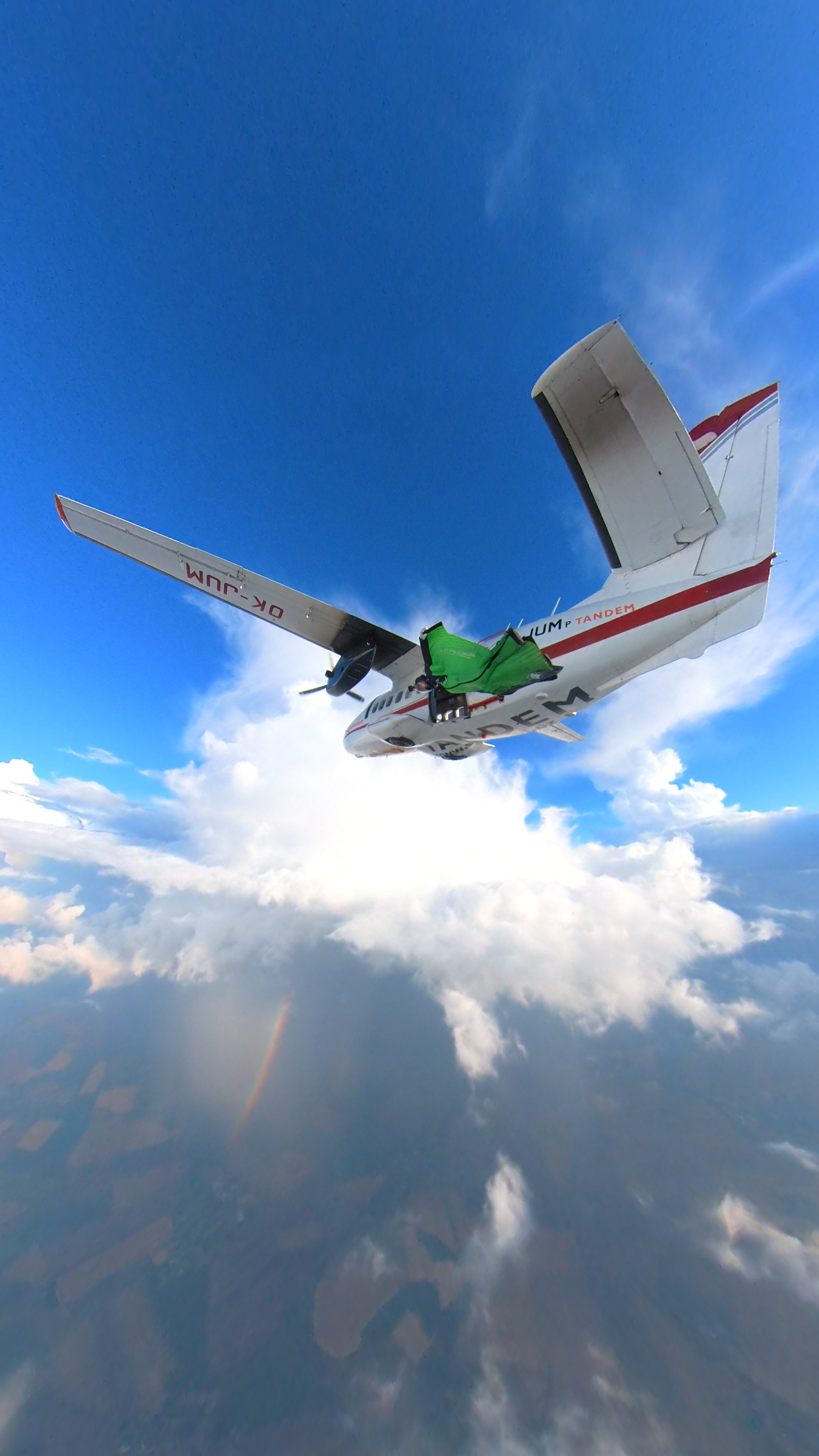 parachutiste sautant de l'avion