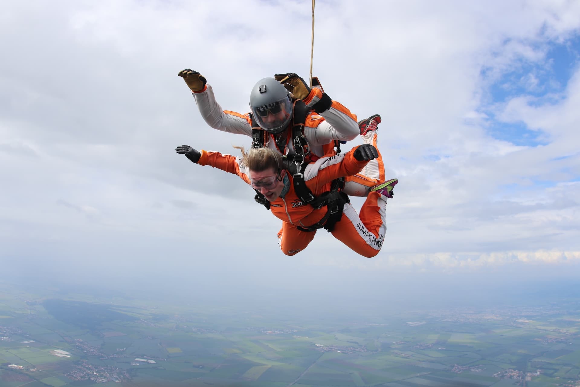 Instructor tándem con un pasajero en caída libre