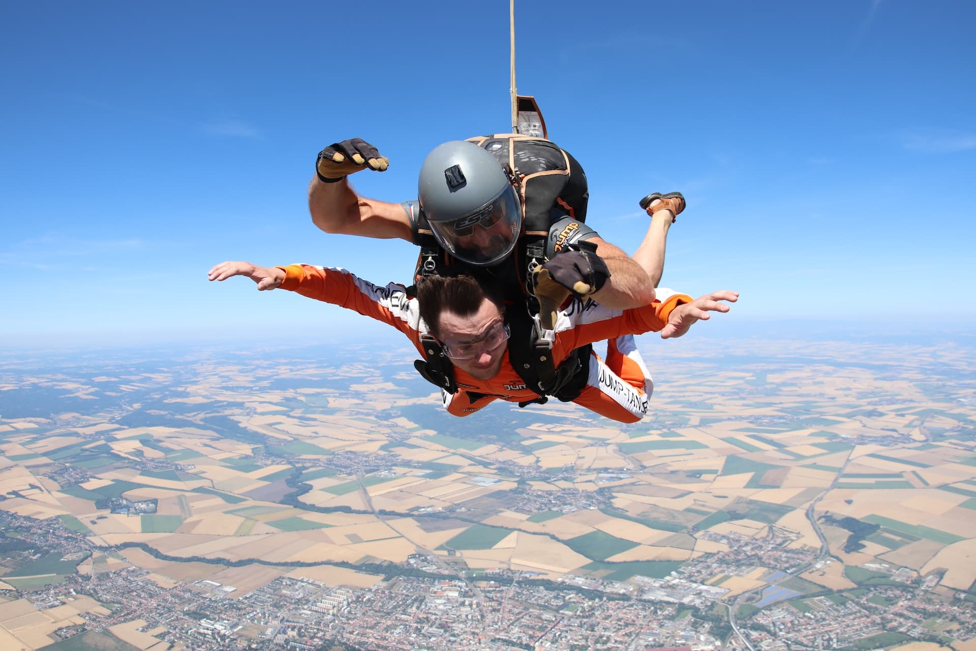 Instructor tándem con un pasajero en caída libre