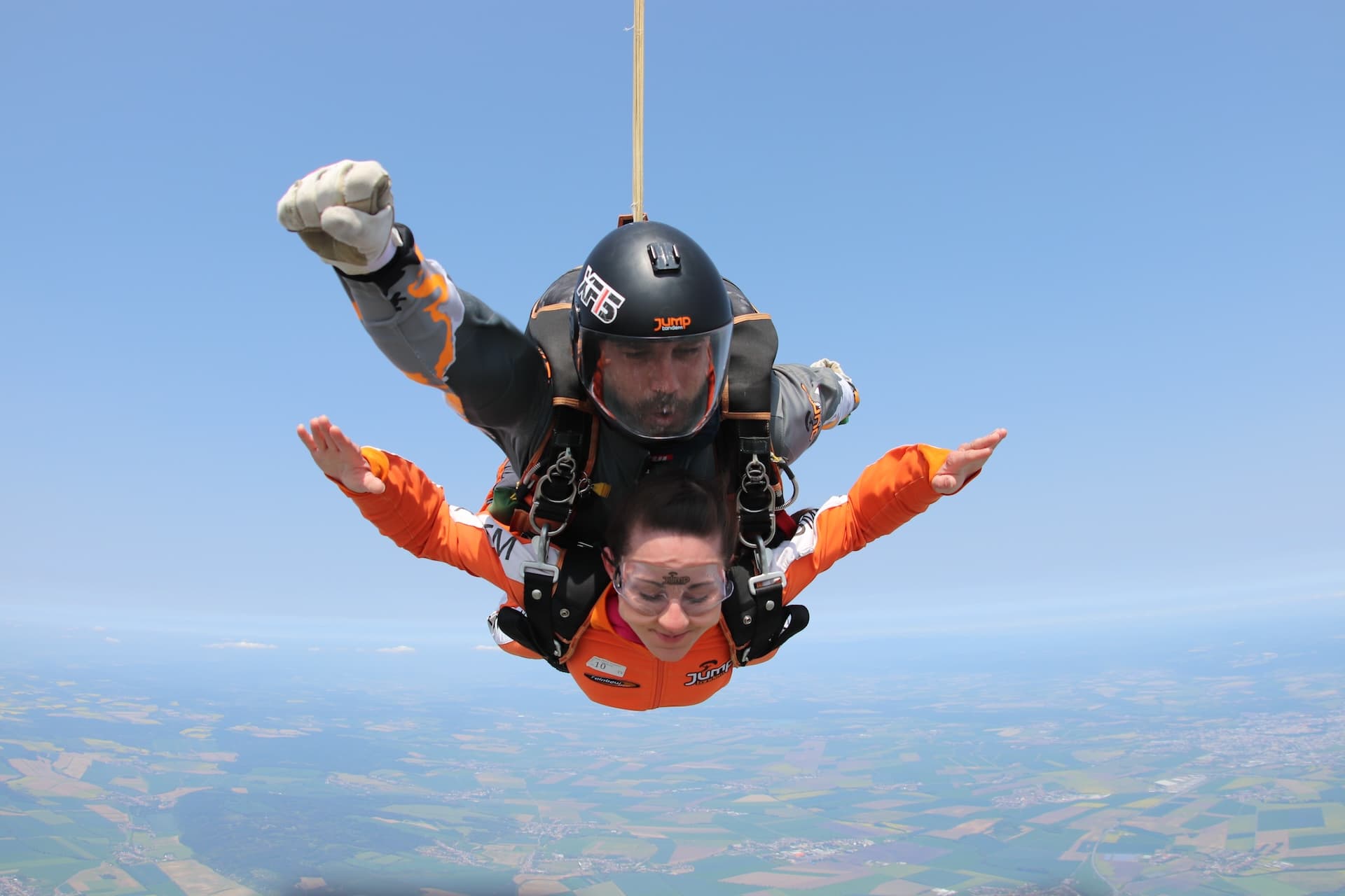 Instructor tándem con un pasajero en caída libre