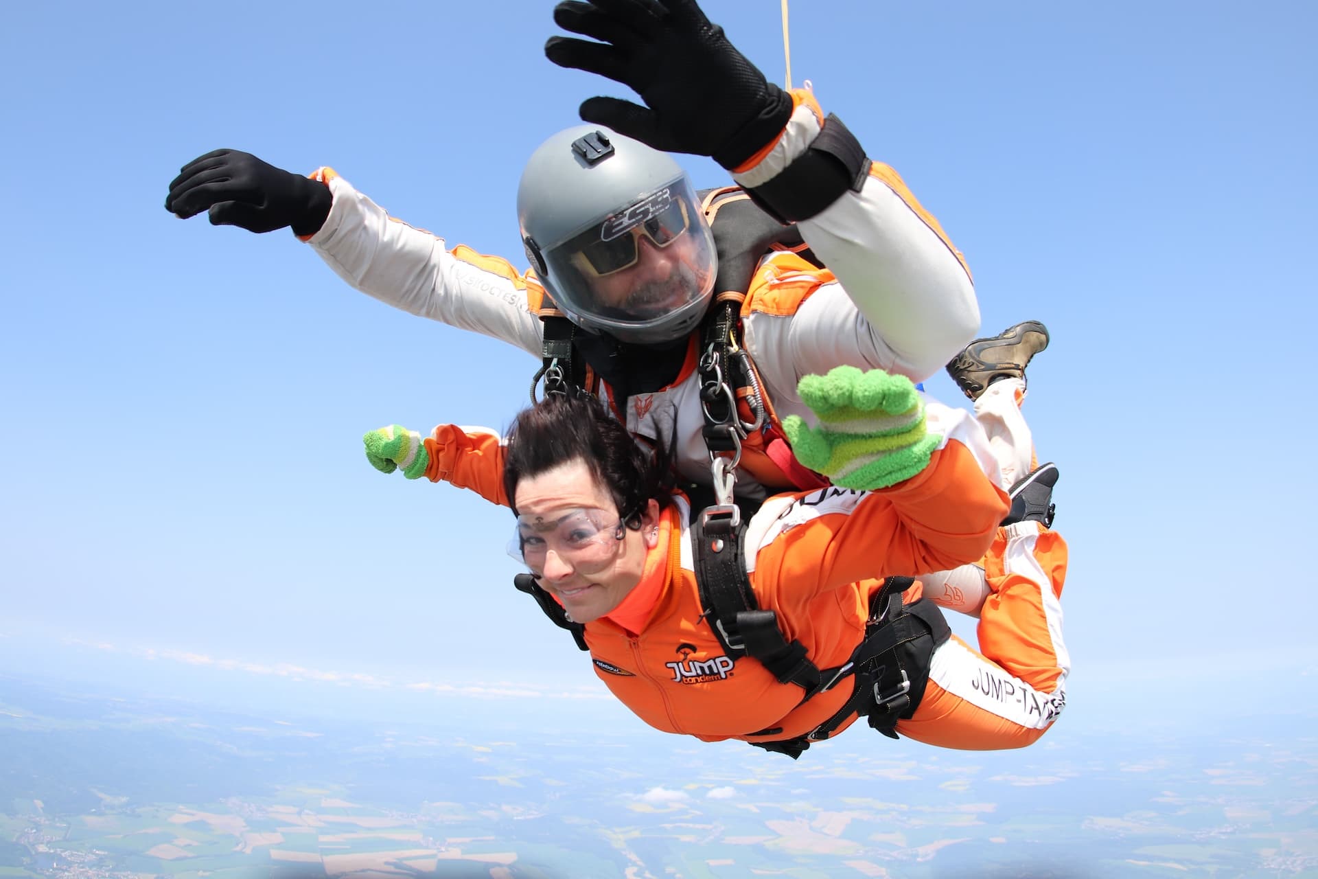 Instructor tándem con un pasajero en caída libre