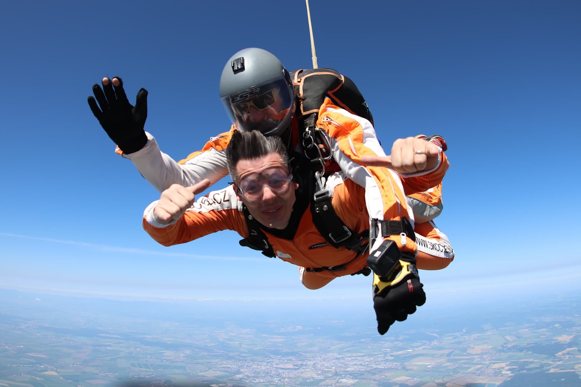 Instructor tándem con un pasajero en caída libre