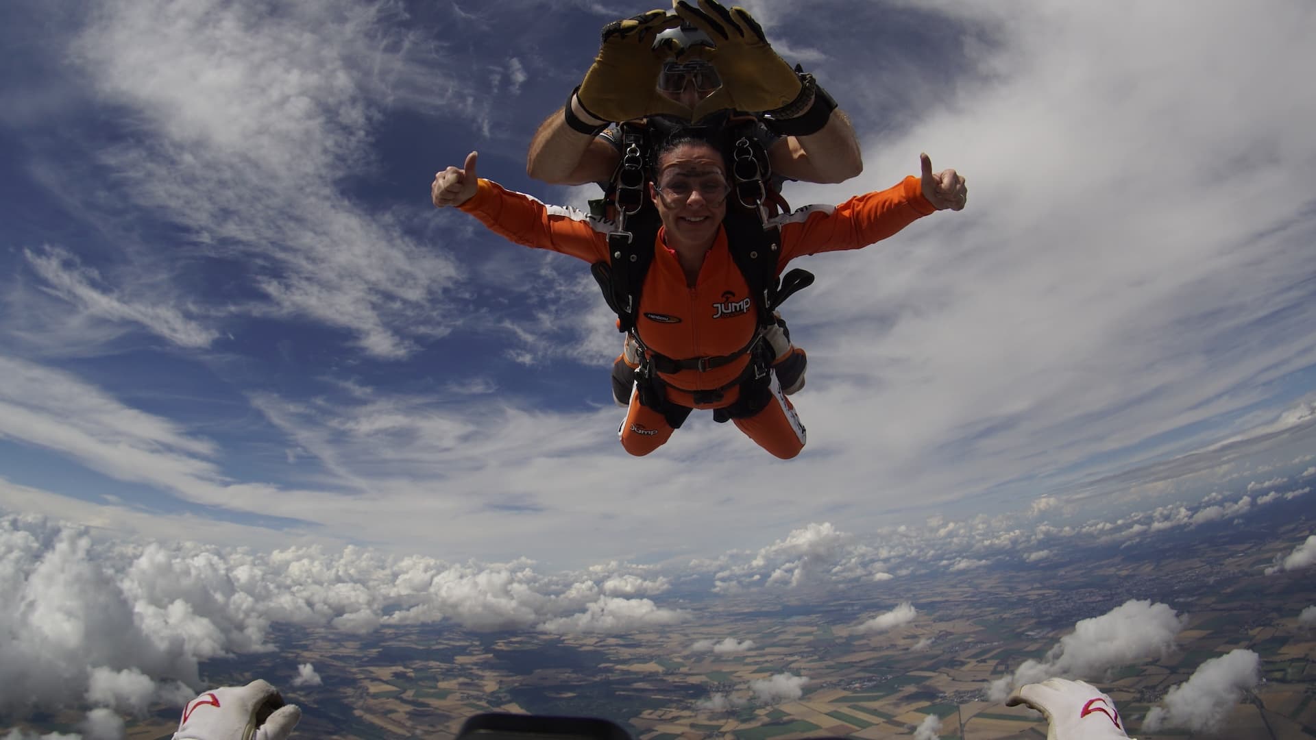 Instructor tándem con un pasajero en caída libre