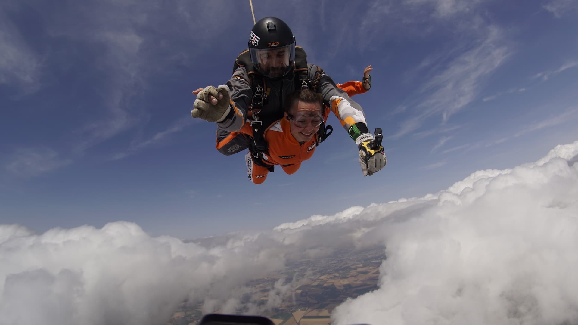 Instructor tándem con un pasajero en caída libre