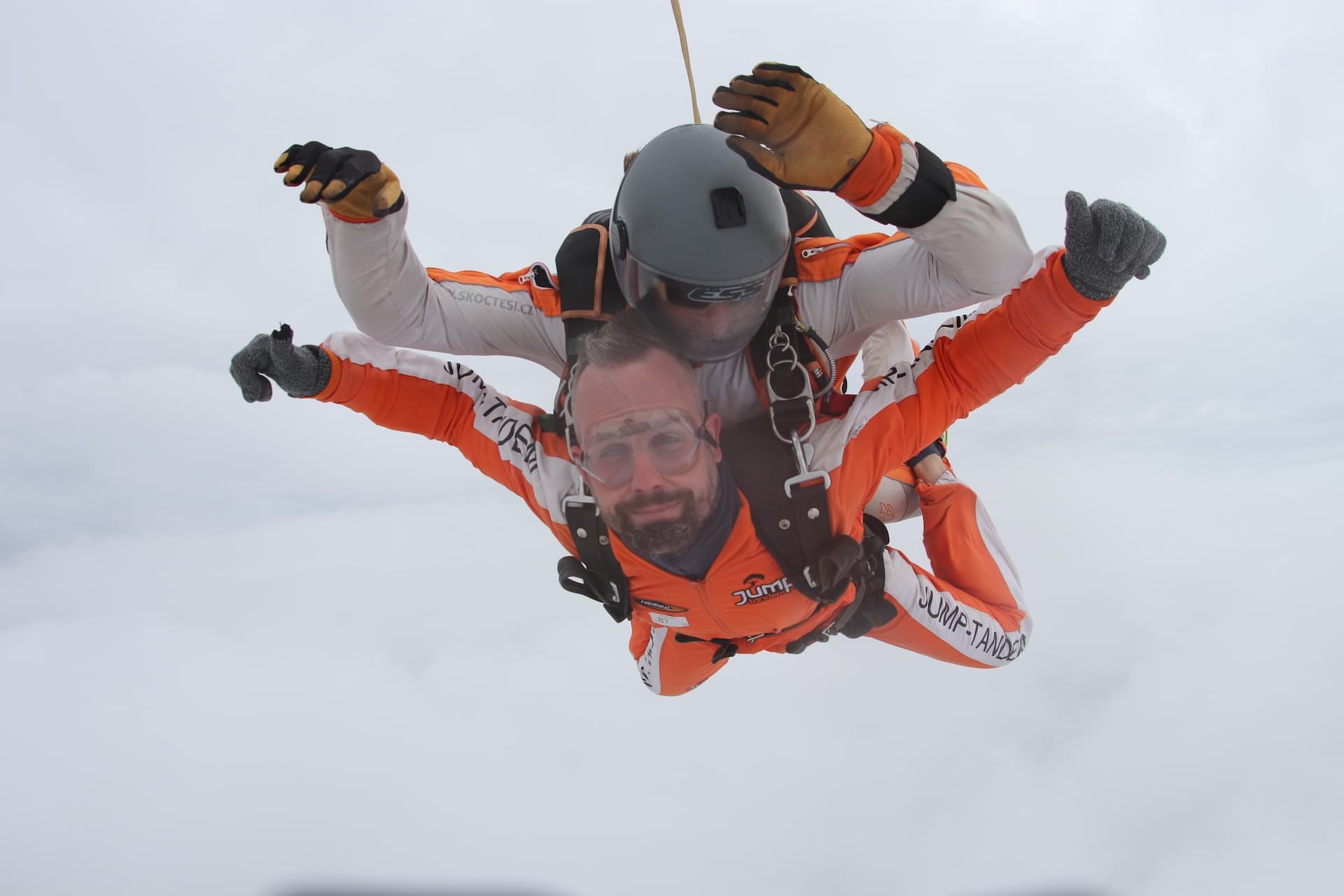 Instructor tándem con un pasajero en caída libre