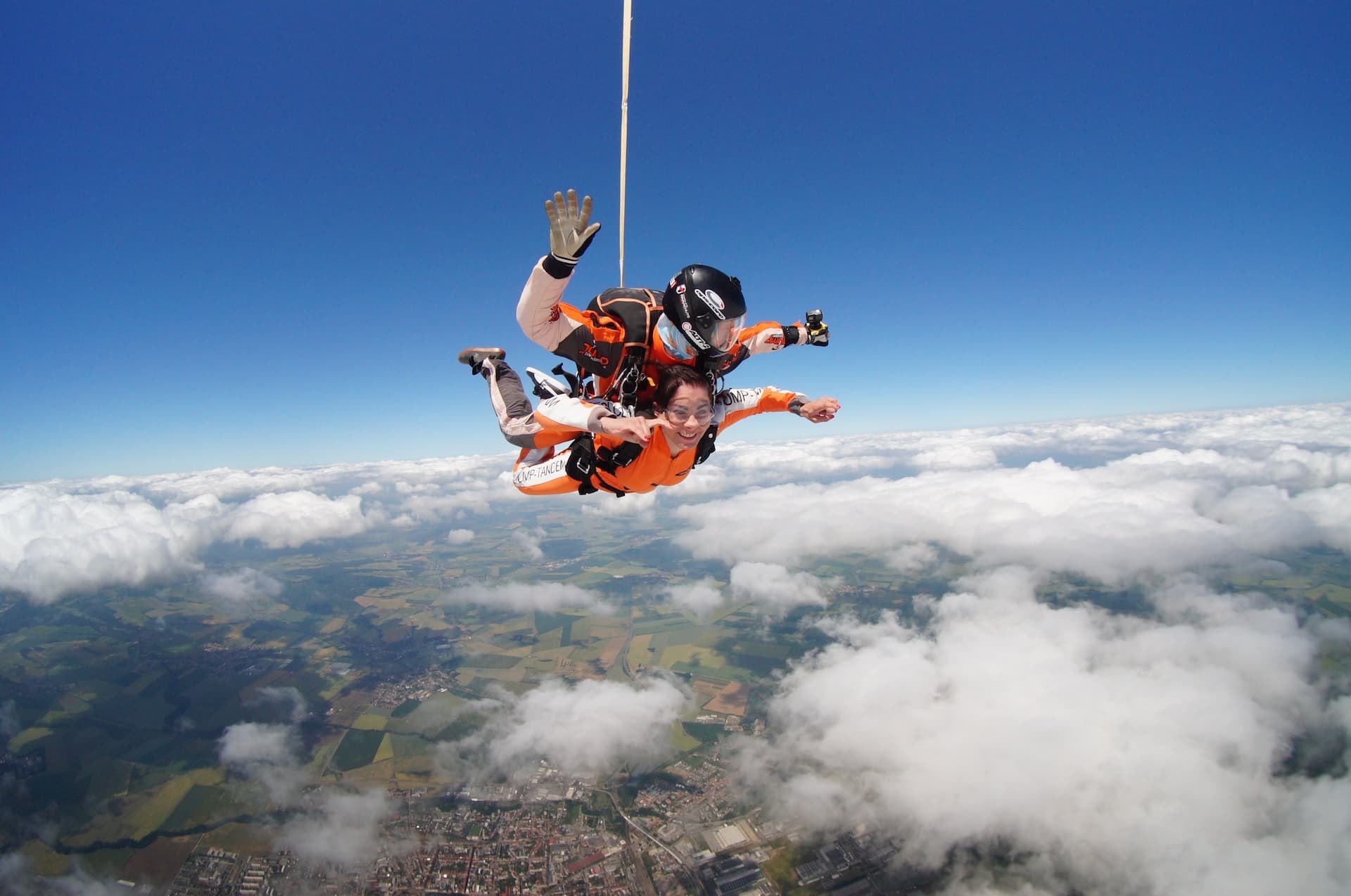 Instructor tándem con un pasajero en caída libre