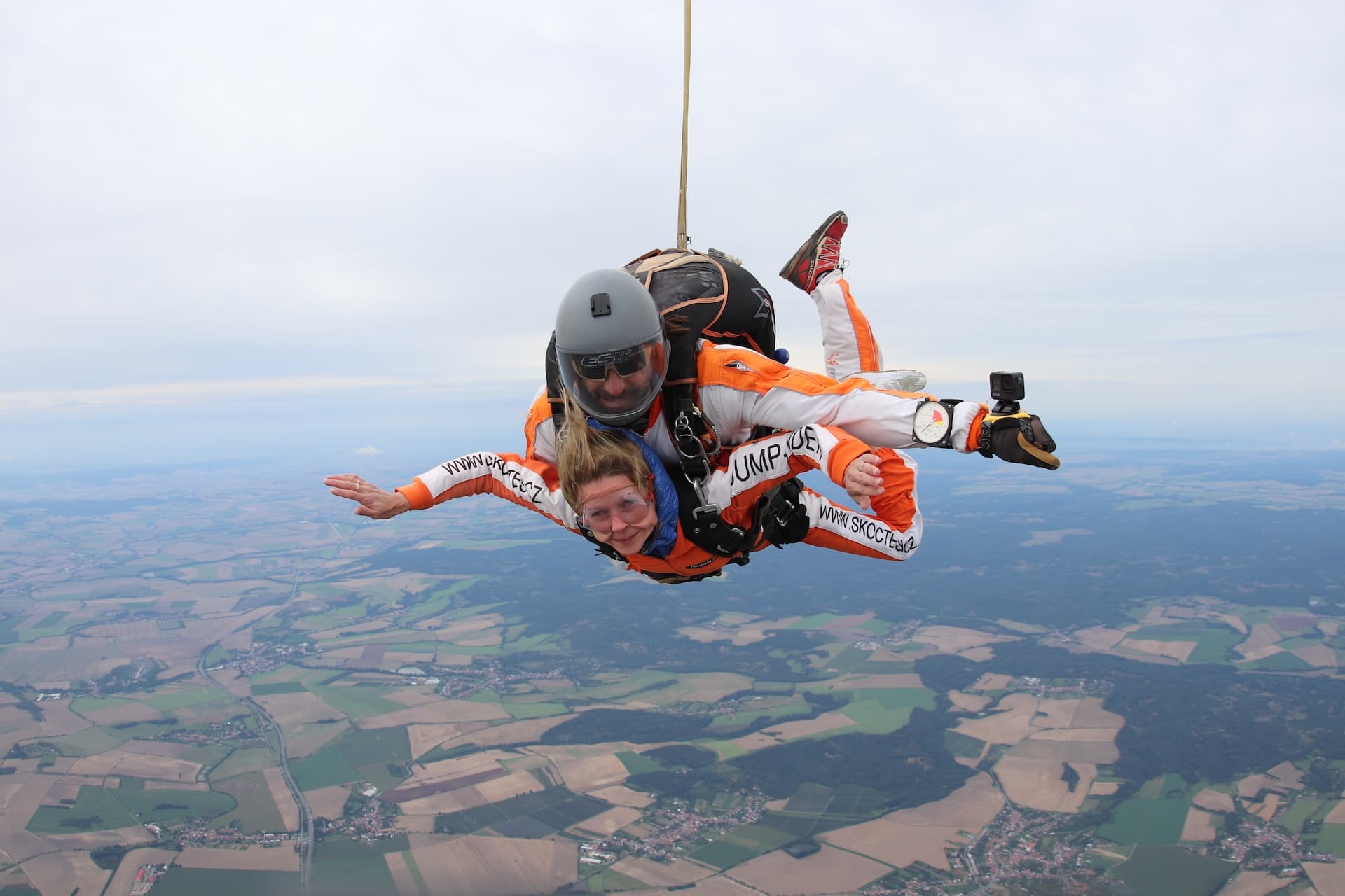 Instructor tándem con un pasajero en caída libre