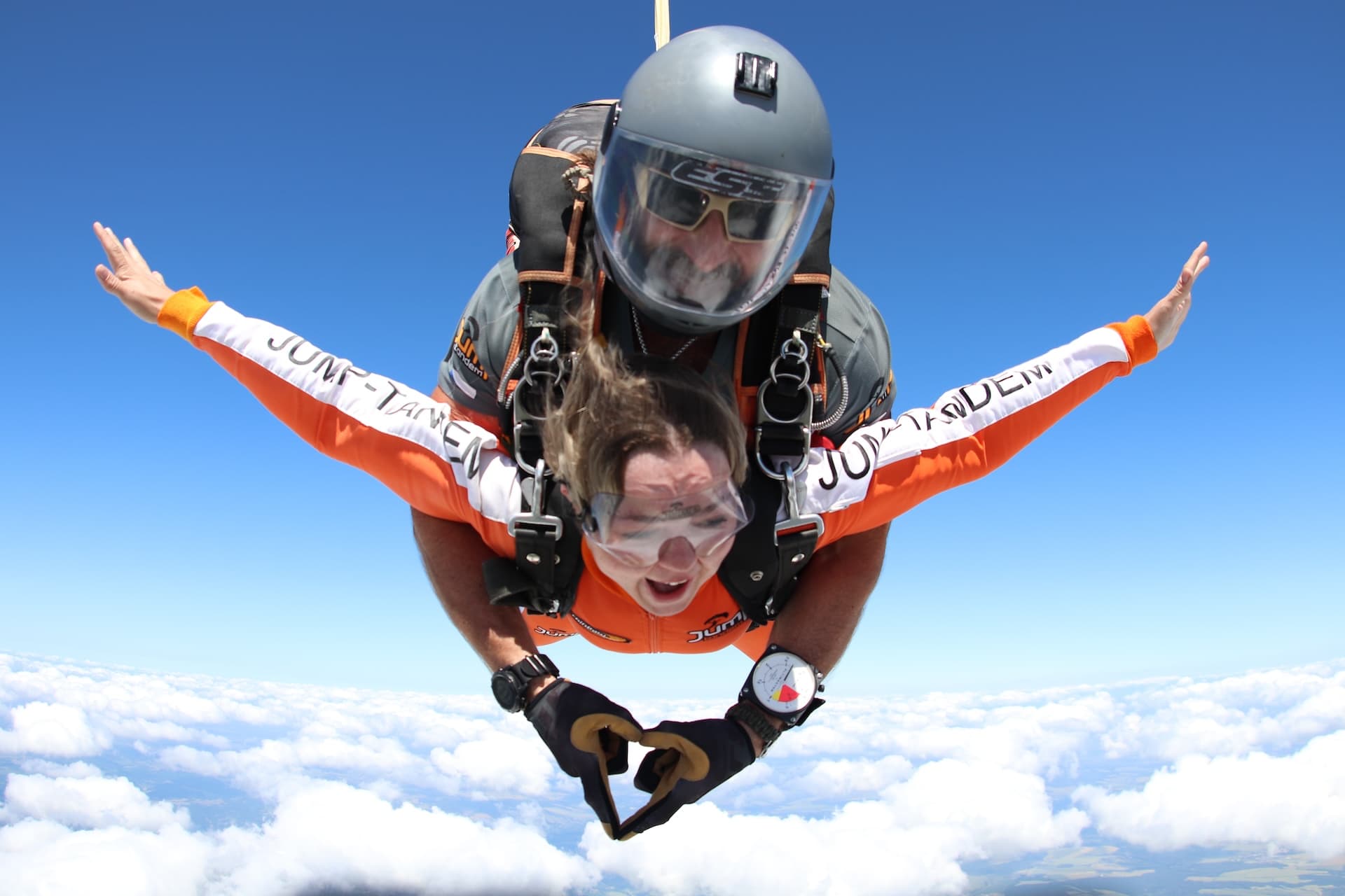 Instructor tándem con un pasajero en caída libre