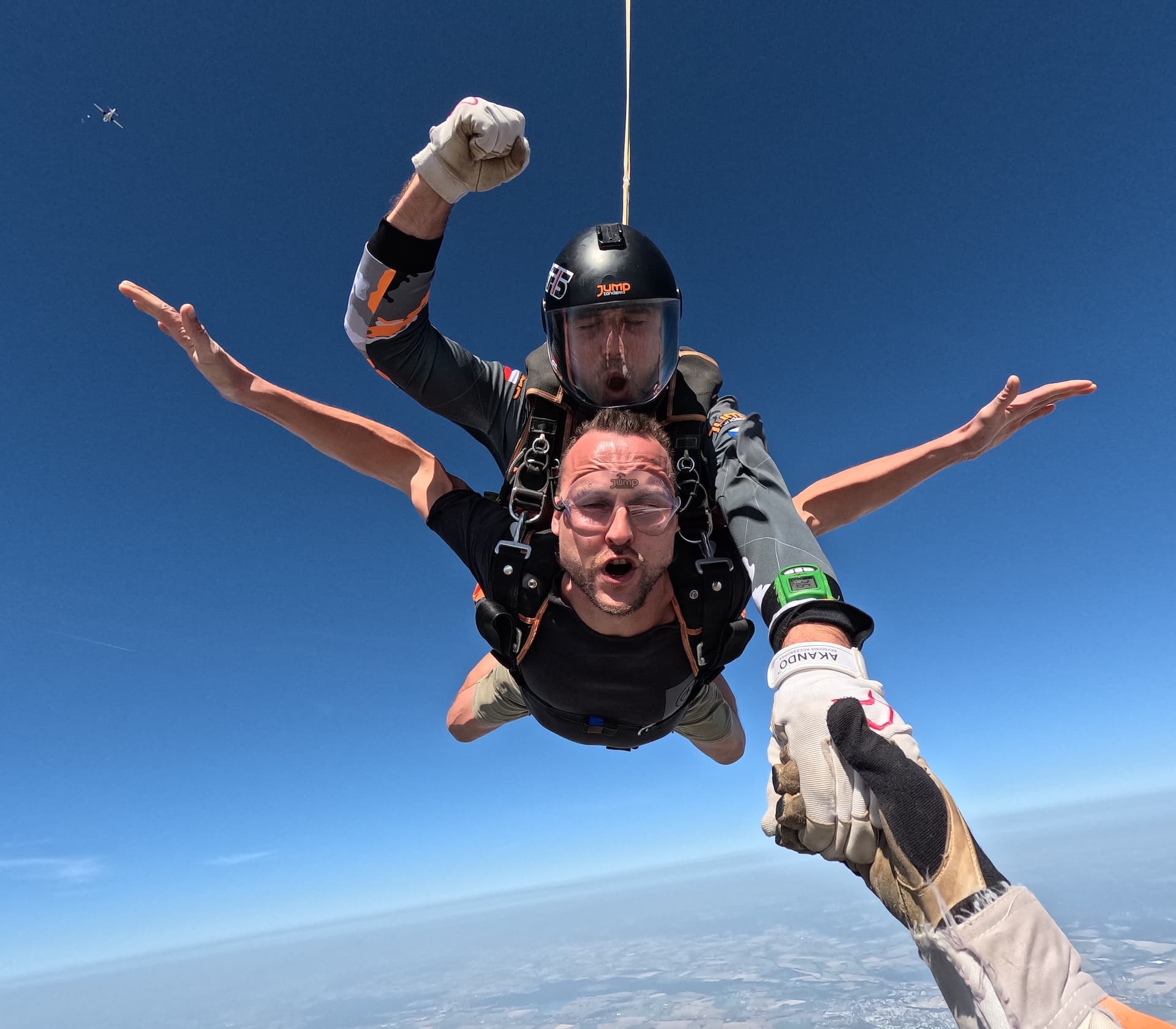 Instructor tándem con un pasajero en caída libre