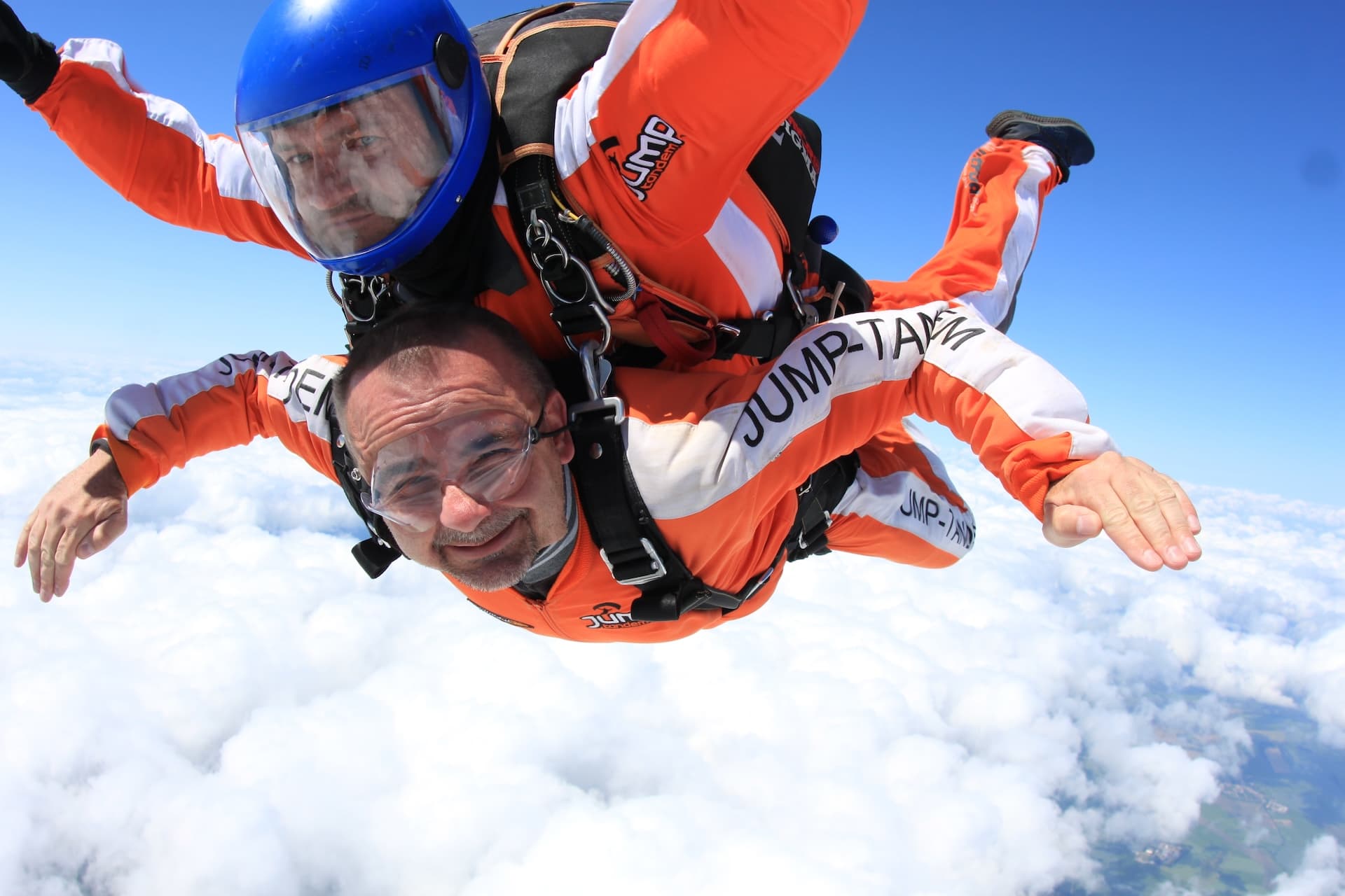 Instructor tándem con un pasajero en caída libre
