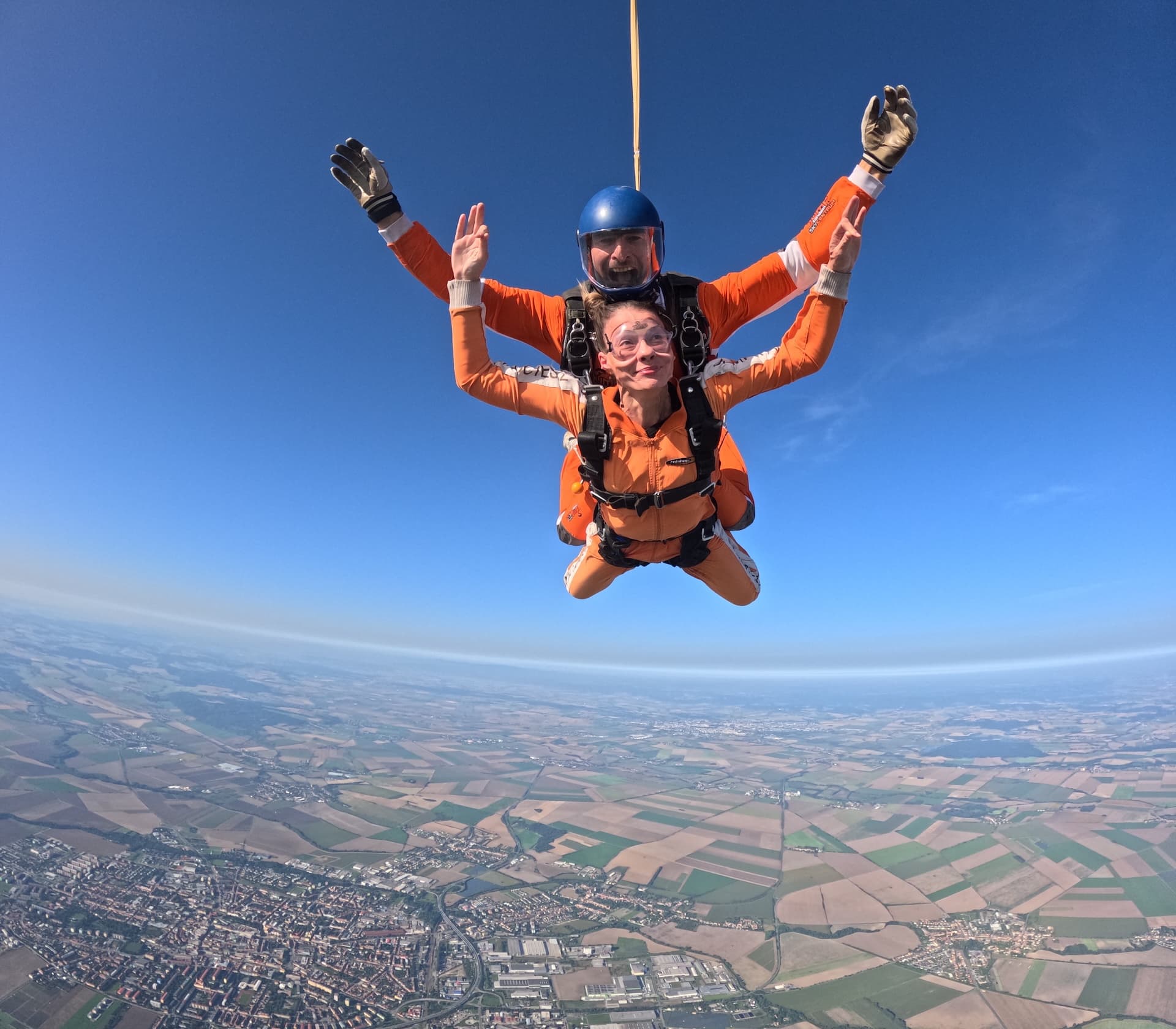 Instructor tándem con un pasajero en caída libre