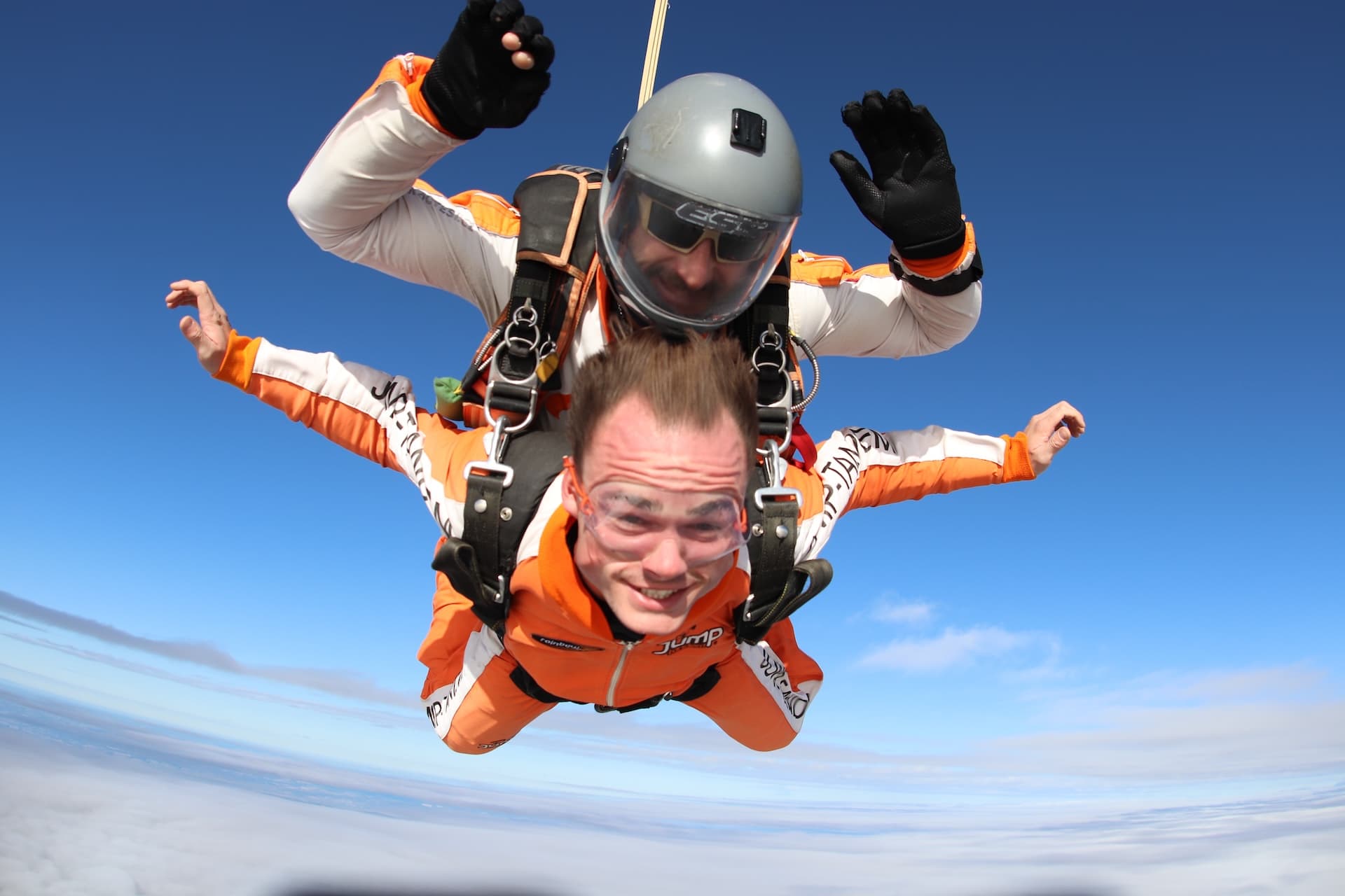 Instructor tándem con un pasajero en caída libre