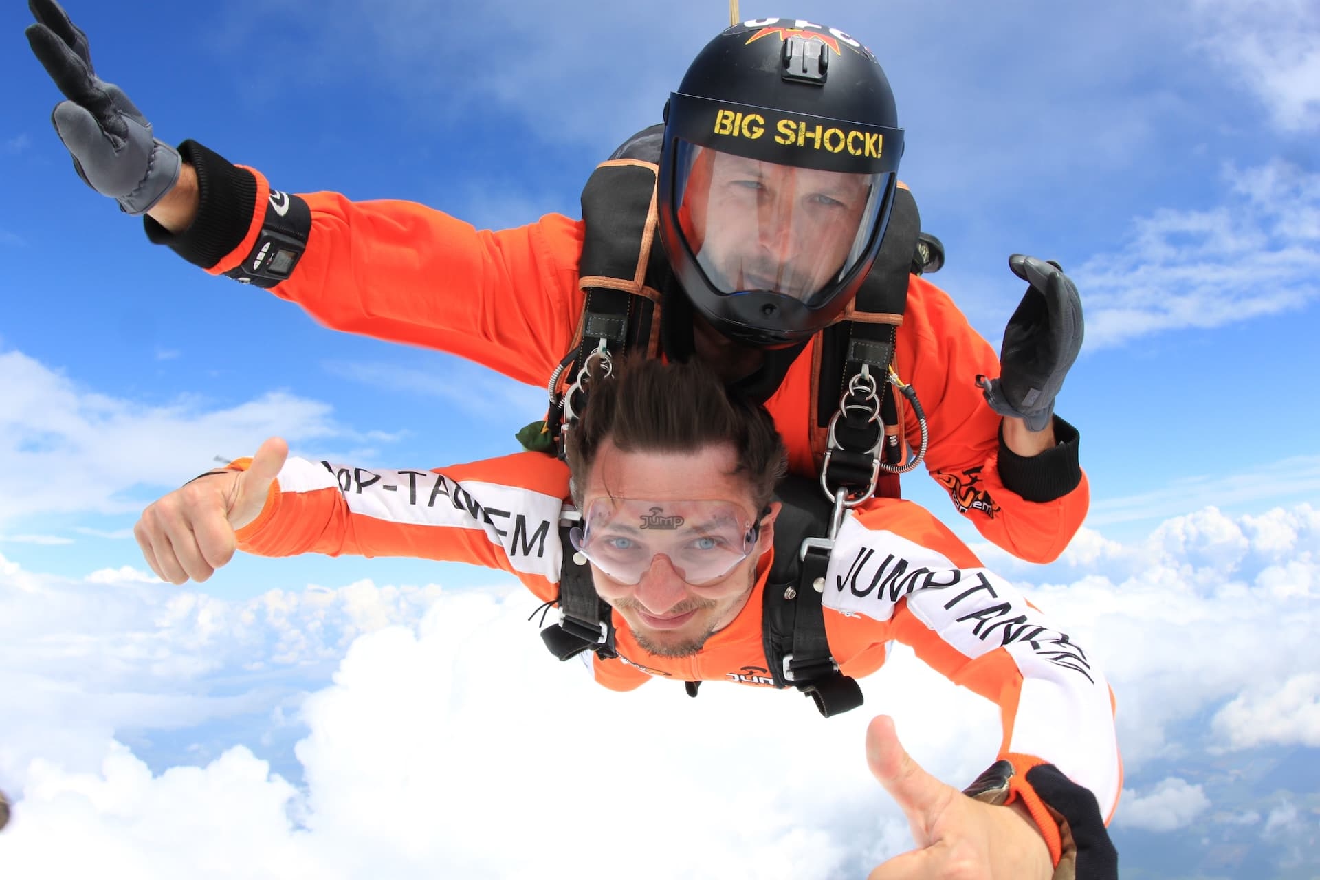 Instructor tándem con un pasajero en caída libre