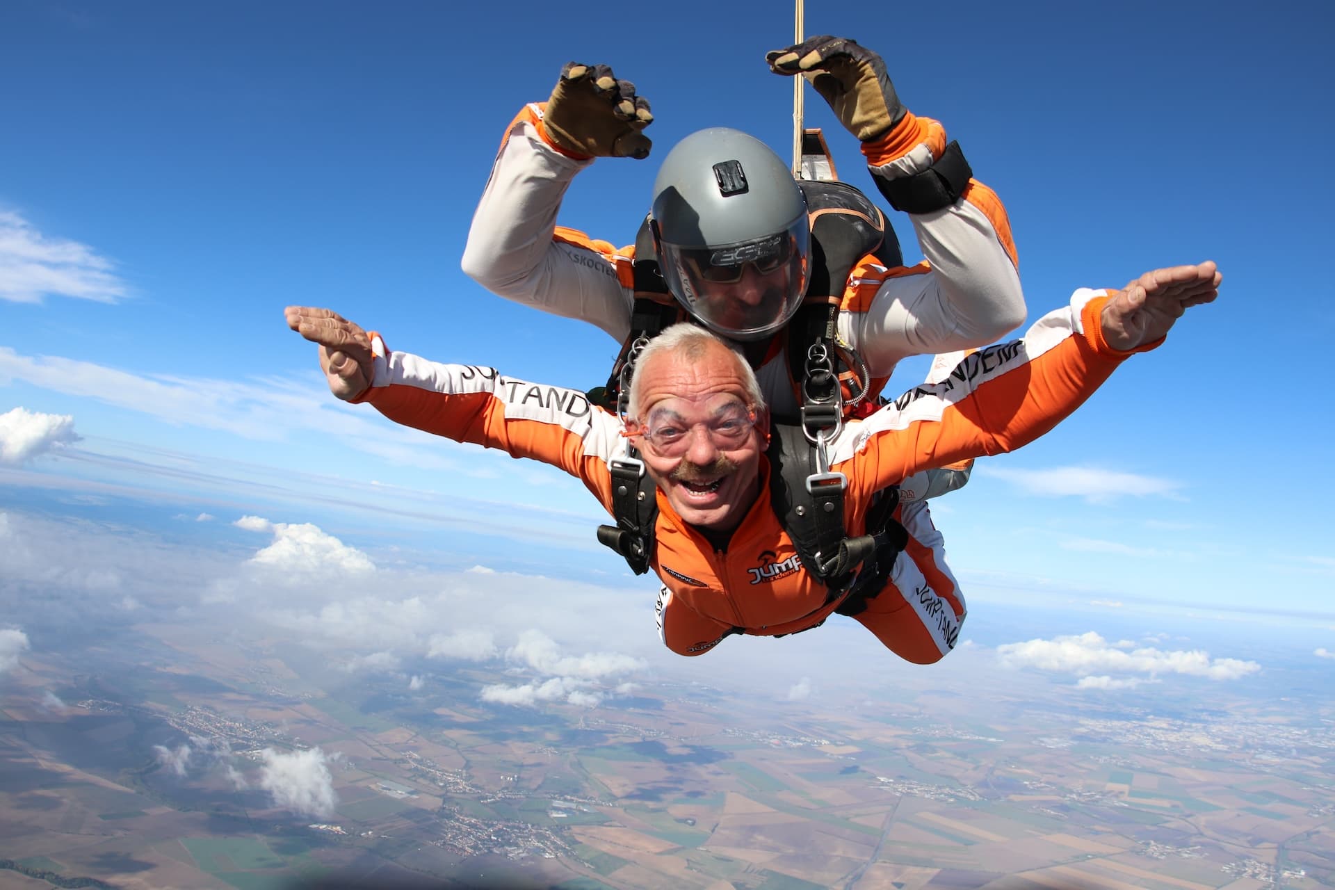 Instructor tándem con un pasajero en caída libre