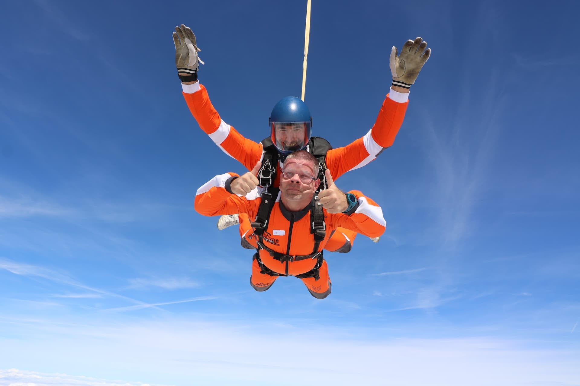 Instructor tándem con un pasajero en caída libre