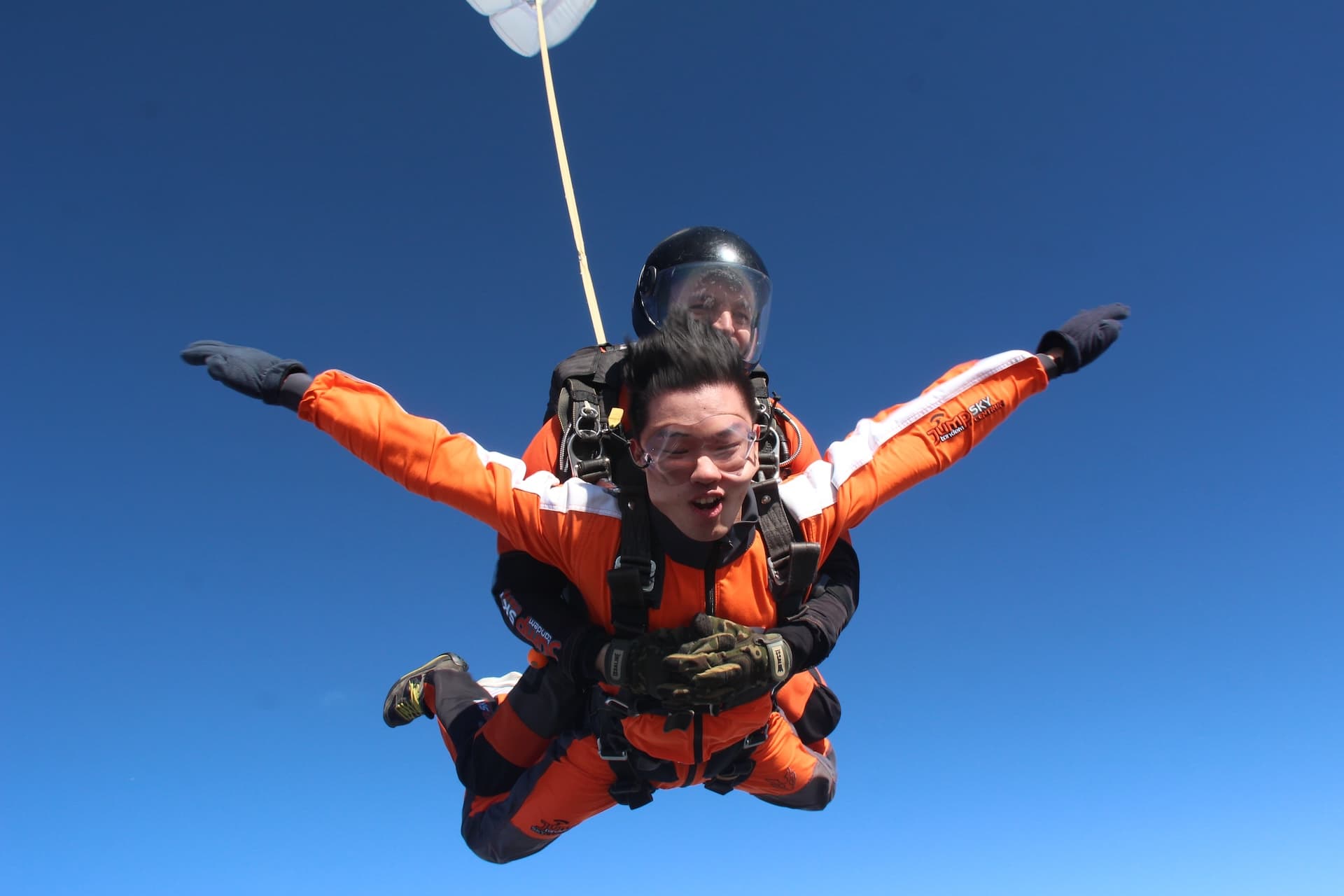 Instructor tándem con un pasajero en caída libre