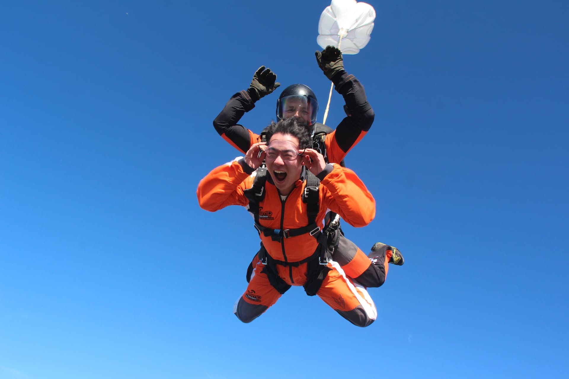 Instructor tándem con un pasajero en caída libre