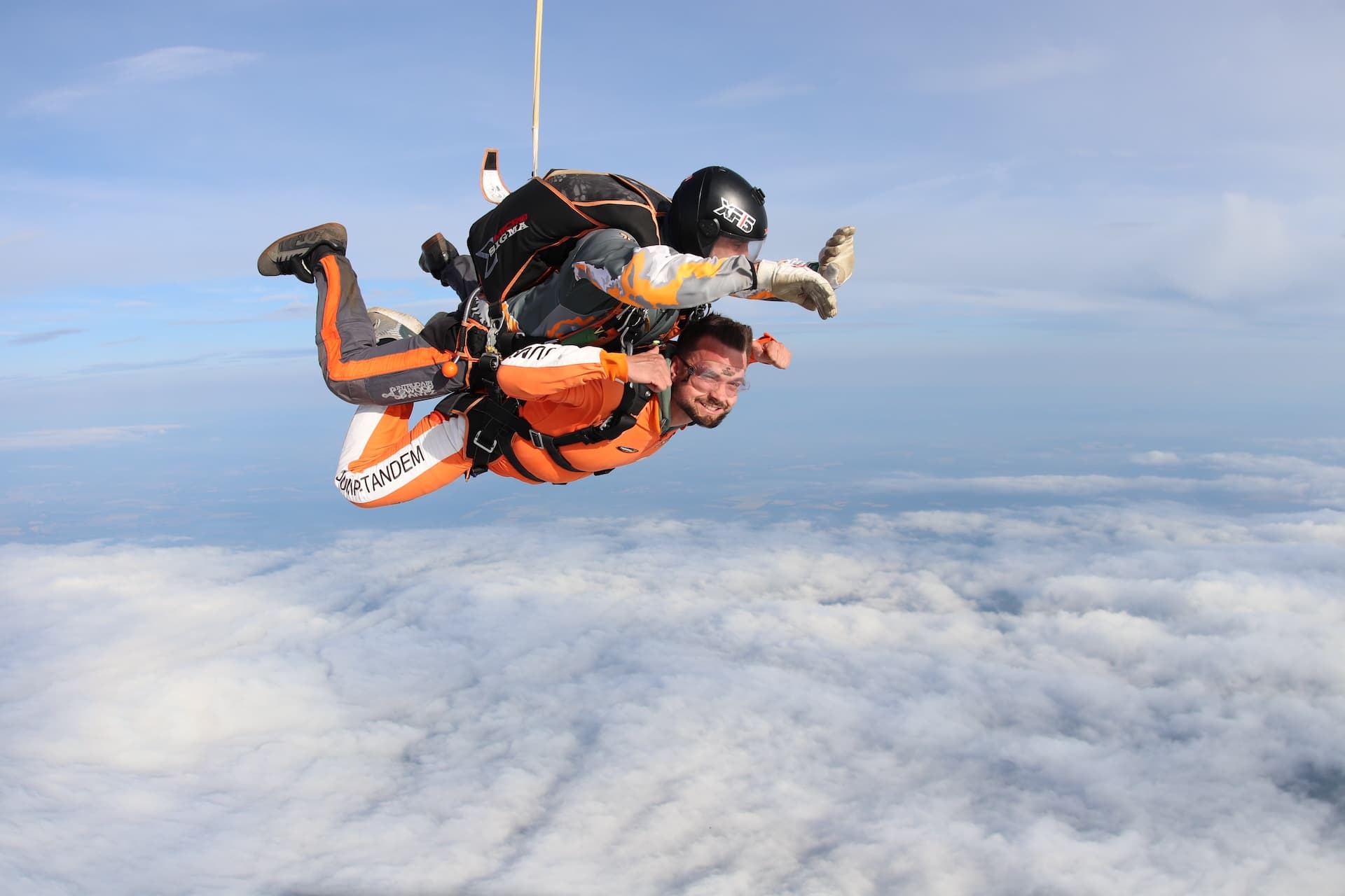 Instructor tándem con un pasajero en caída libre