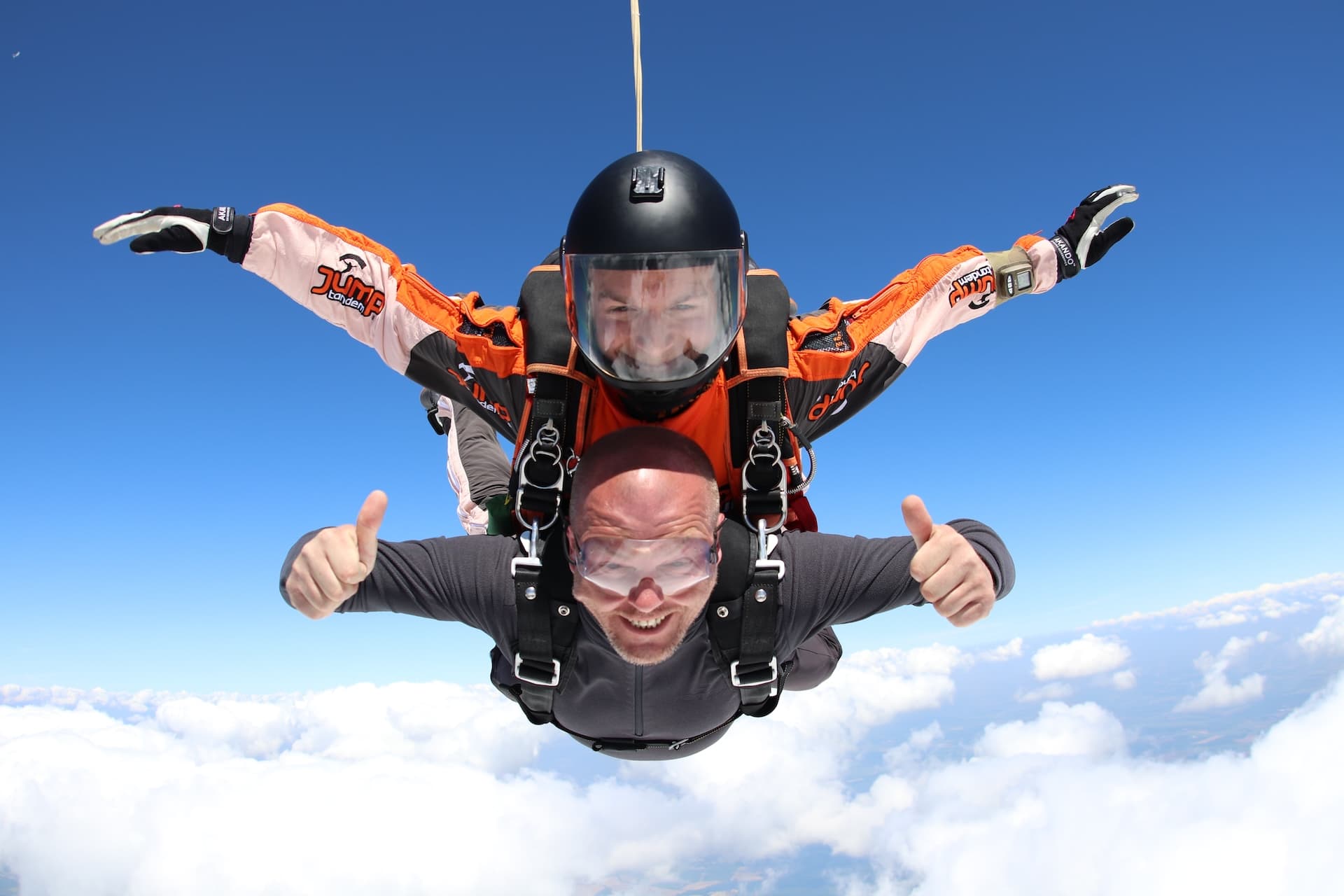Instructor tándem con un pasajero en caída libre