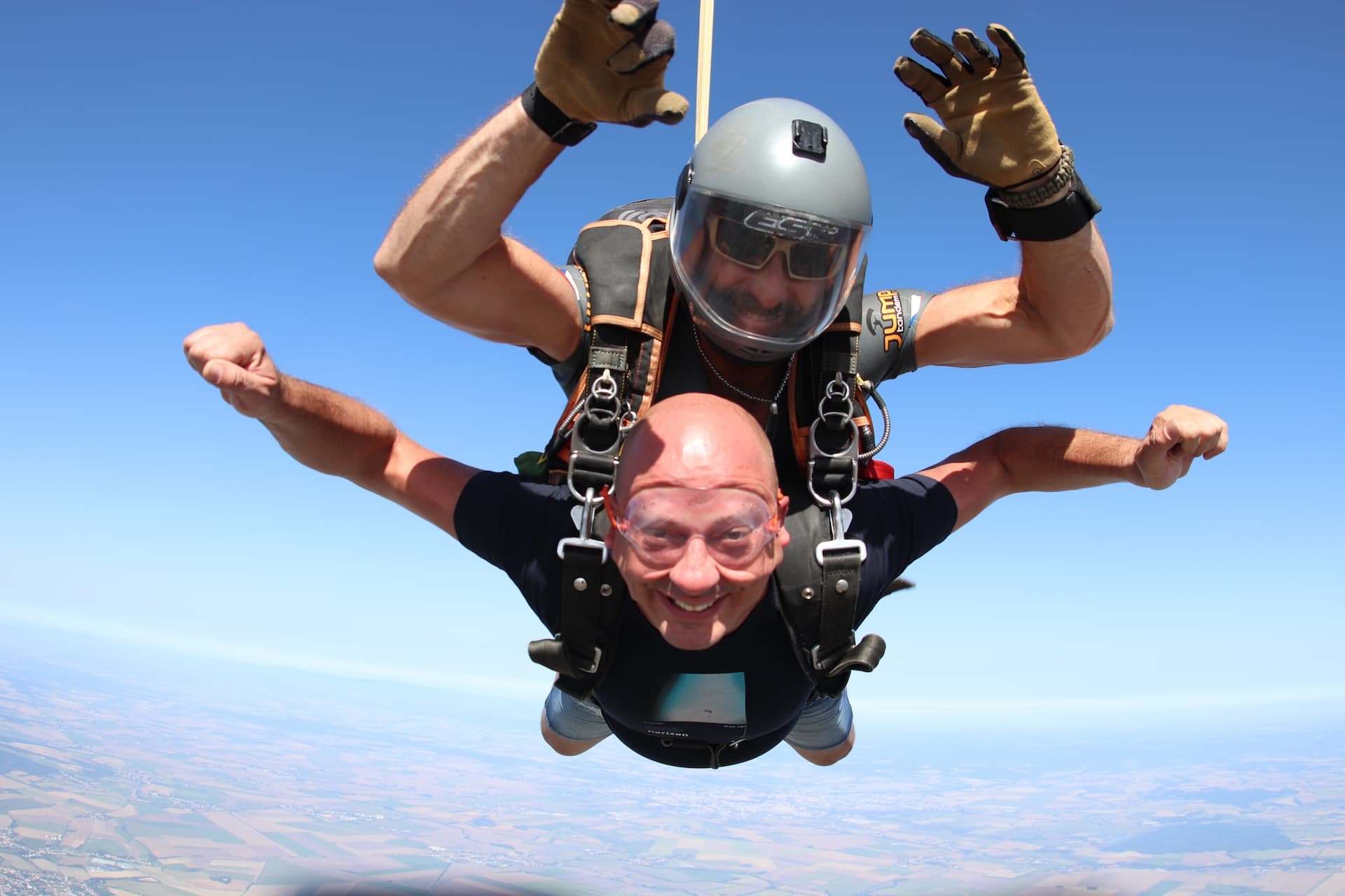 Instructor tándem con un pasajero en caída libre