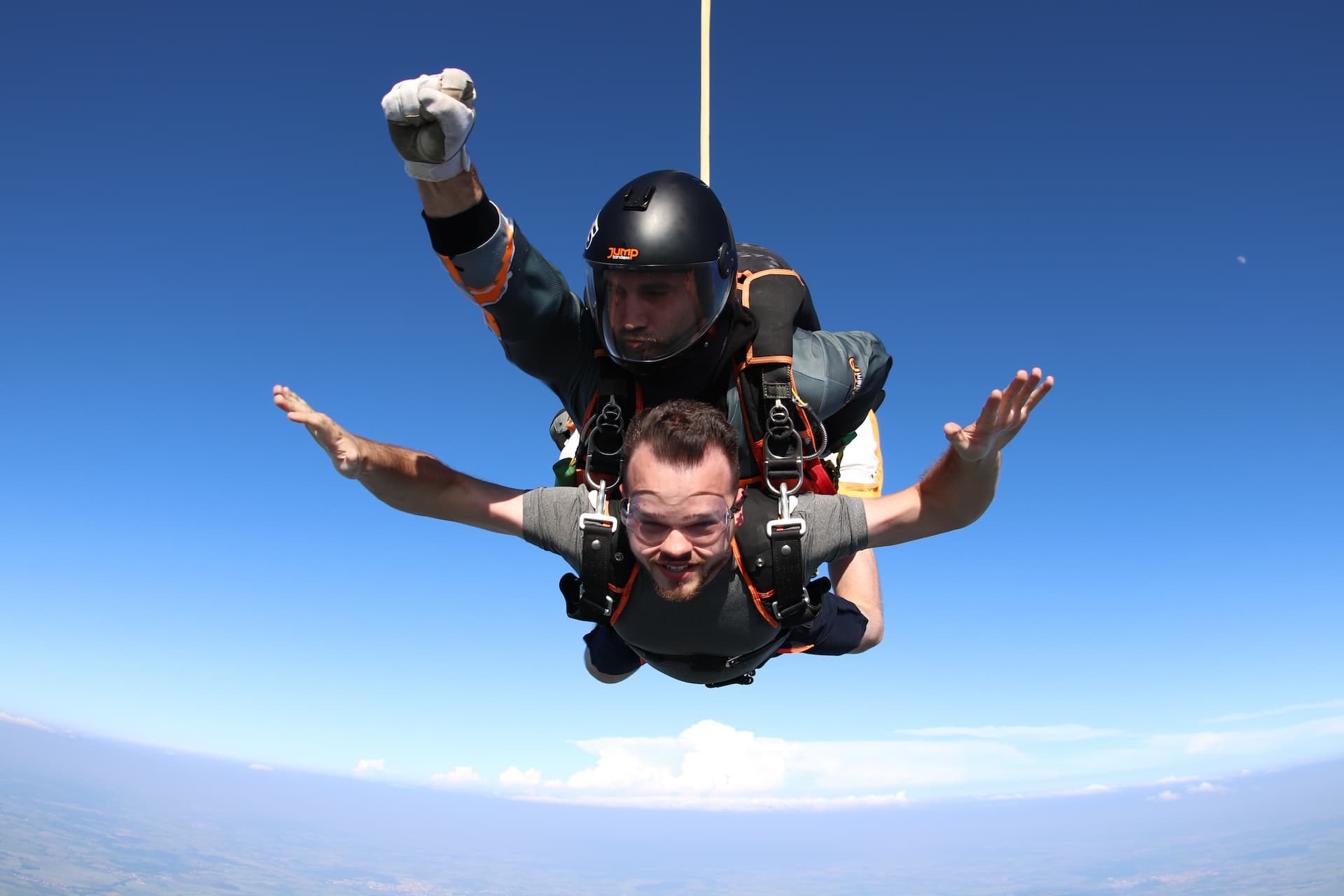 Instructor tándem con un pasajero en caída libre