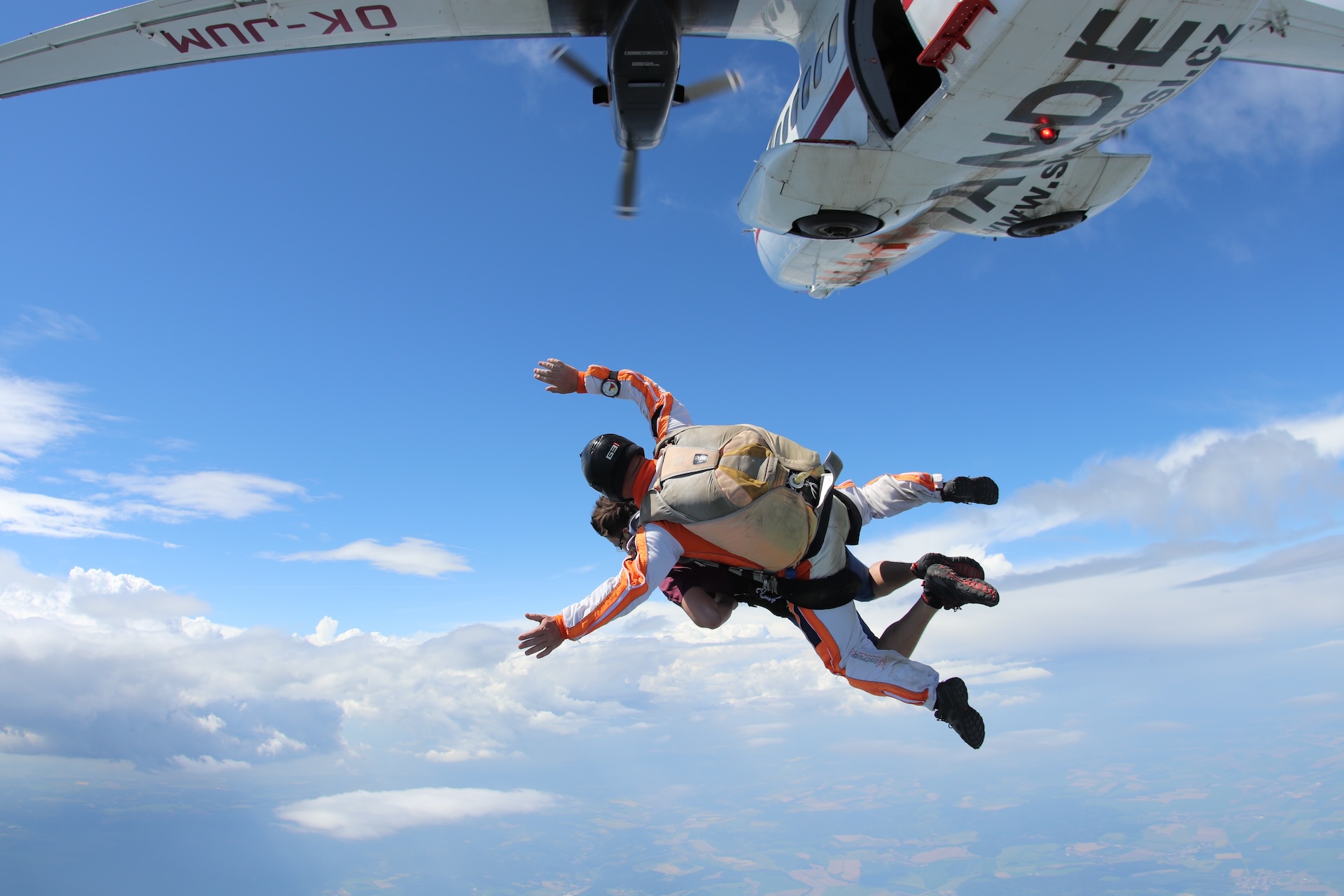Instructor tándem con un pasajero en la salida del avión