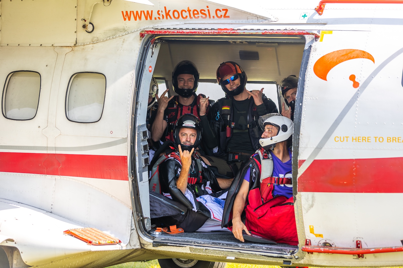 wingsuiteurs dans l'avion