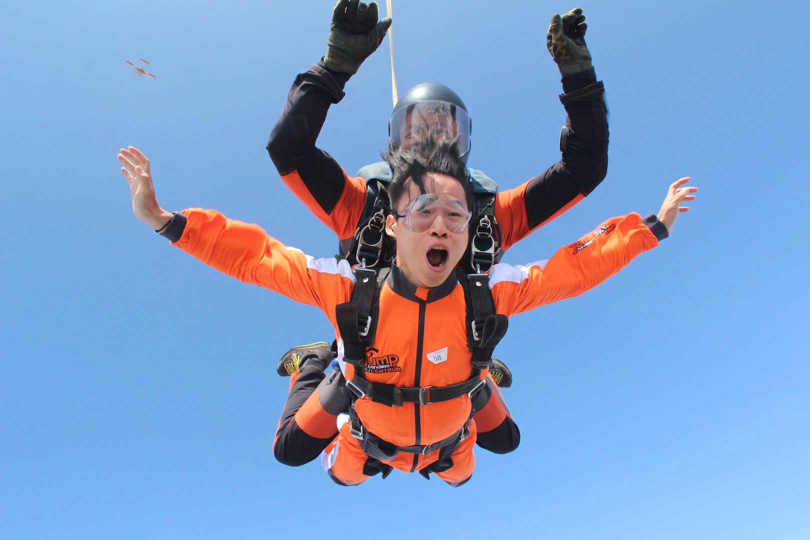 moniteur tandem avec un passager en chute libre