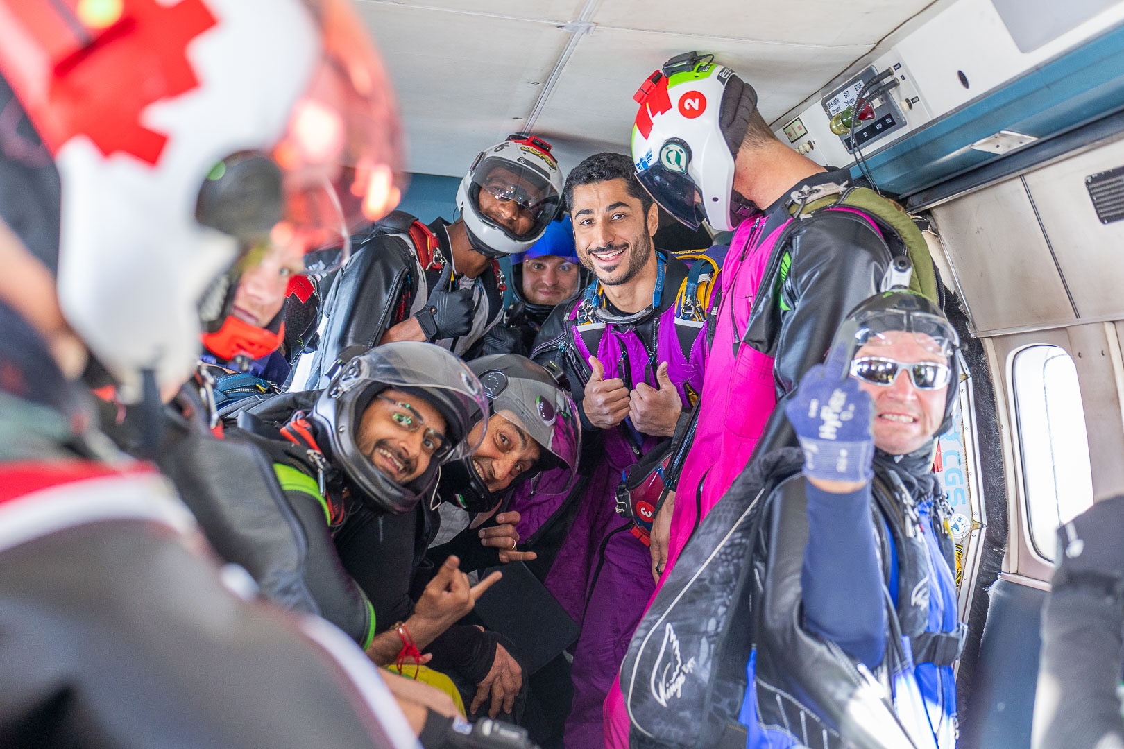 wingsuiteurs dans l'avion
